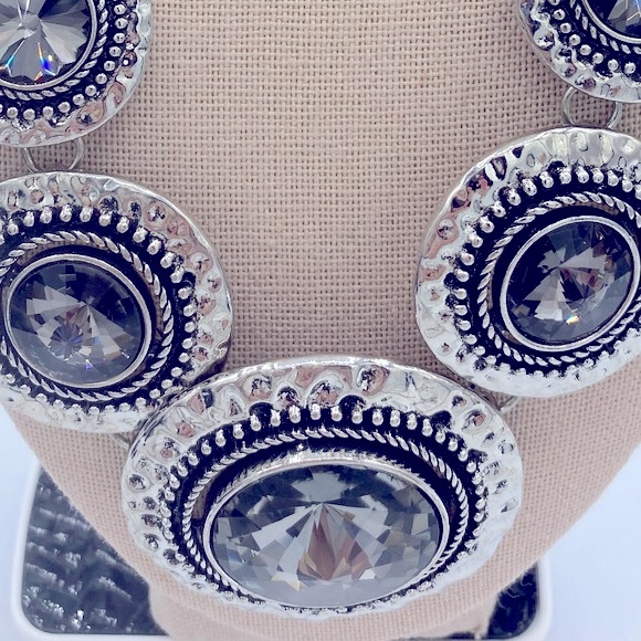 Silver Toned Hammered Disk With Smokey Grey Topaz Rhinestone Center Necklace Set - Picture 4 of 5